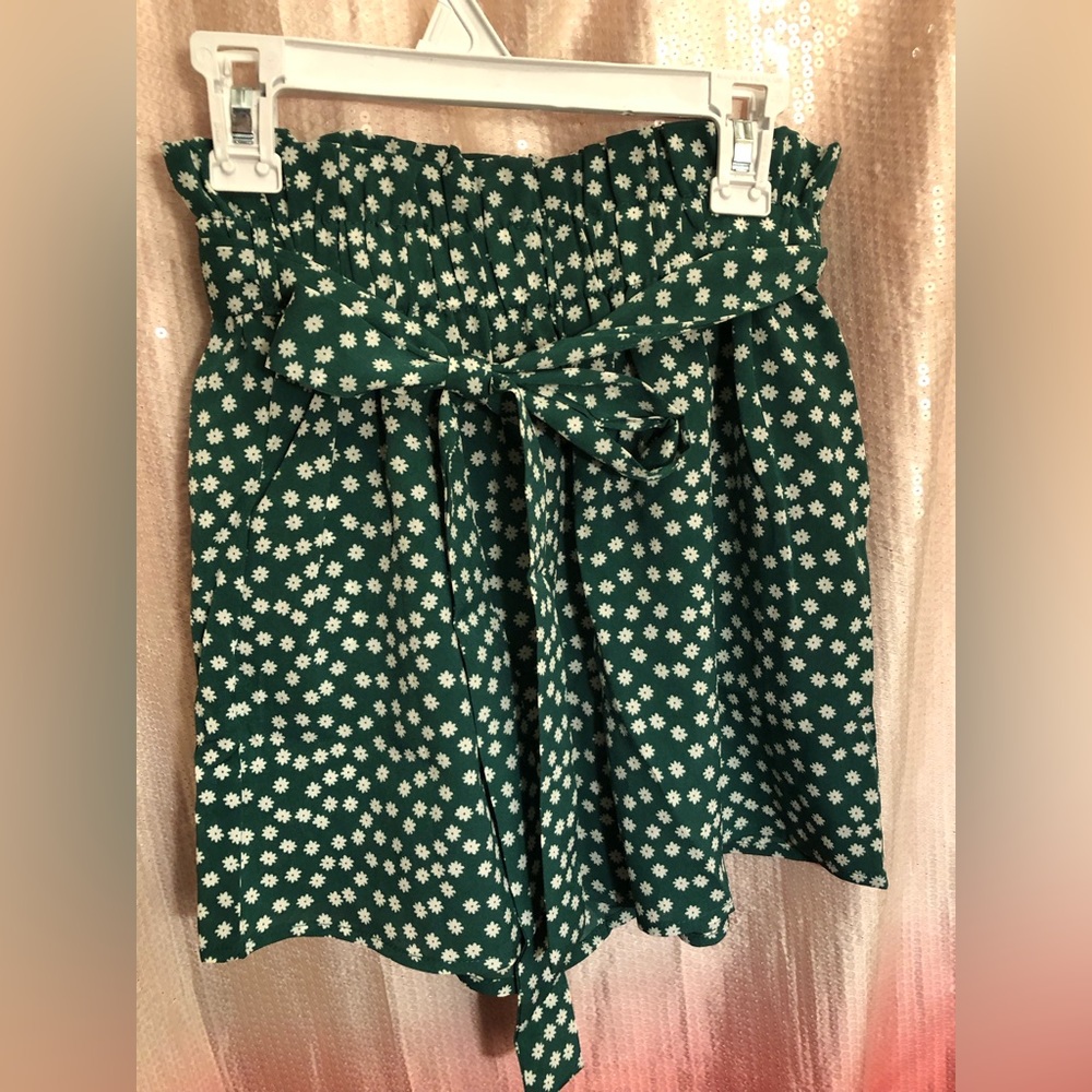 No Brand shorts size XS, green with white flowers